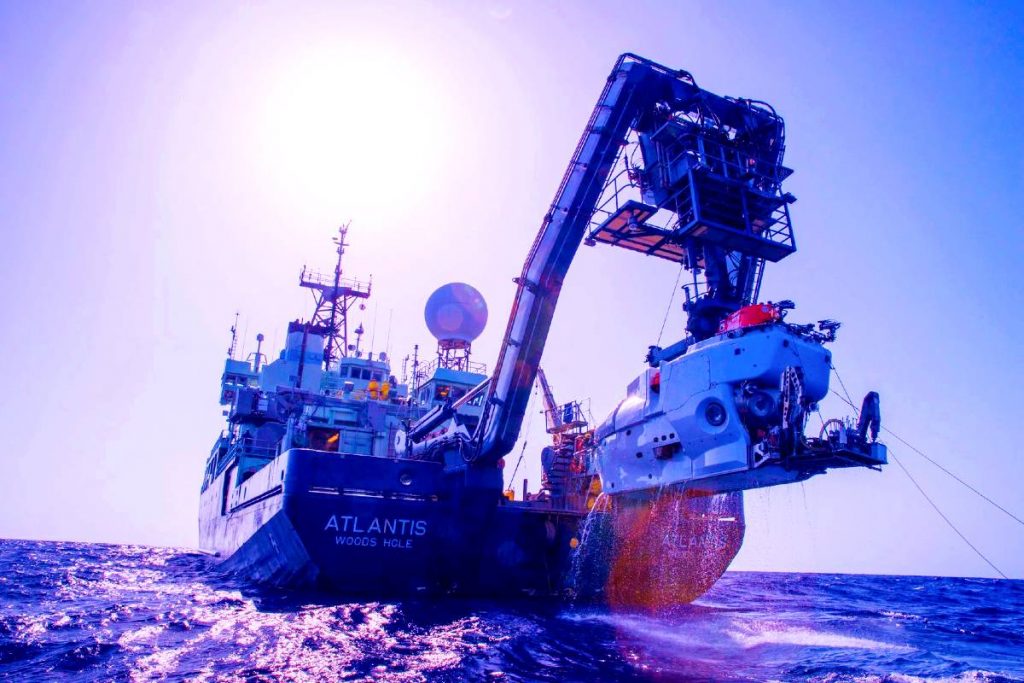 The research vessel Atlantis with the submersible Alvin hanging off its sterm. (ph Luis Lamar/Woods Hood Oceanographic Institution)